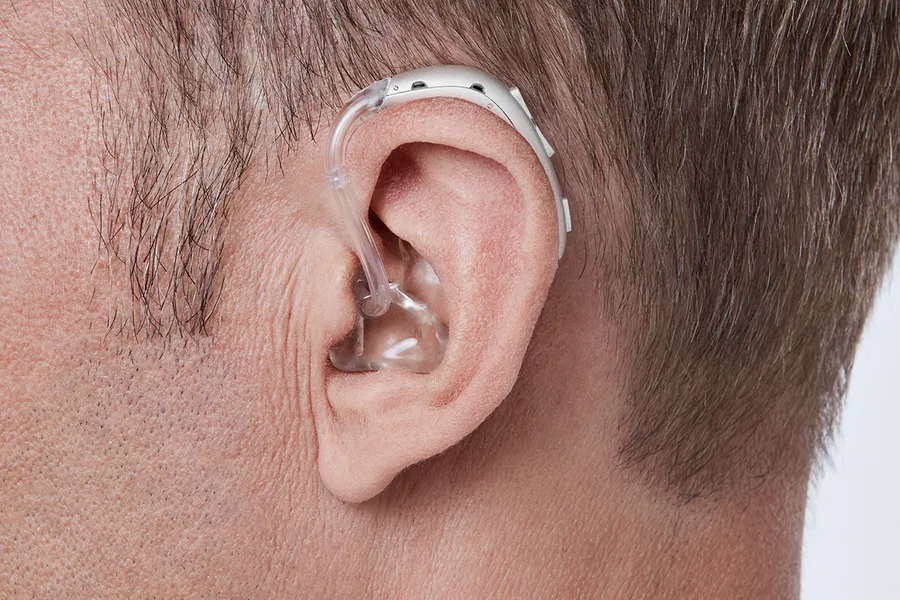 Oticon Xceed BTE SP C044Silver Angle90 Close up In On Ear MS 6936 Man 1200x800px Original file