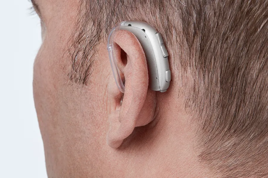 Oticon Xceed BTE SP C044Silver AngleB45 Close up In On Ear MS 6930 Man 1200x800px Original file