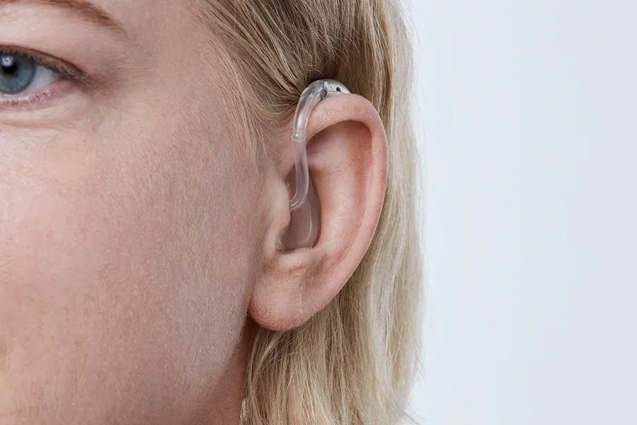 Oticon Xceed BTE SP C044Silver AngleF45 Close up In On Ear MS 3539 Woman 1200x800px Original file