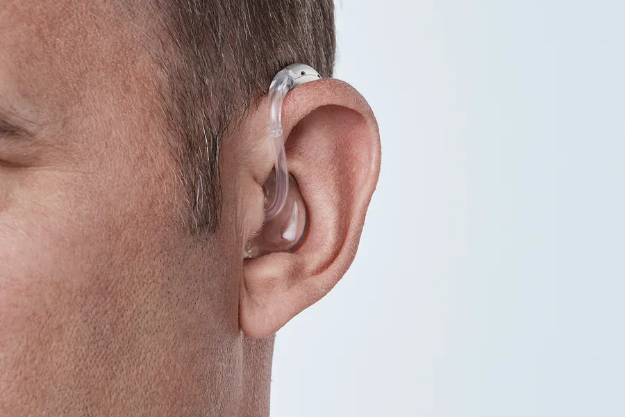 Oticon Xceed BTE SP C044Silver AngleF45 Close up In On Ear MS 6938 Man 1200x800px Original file