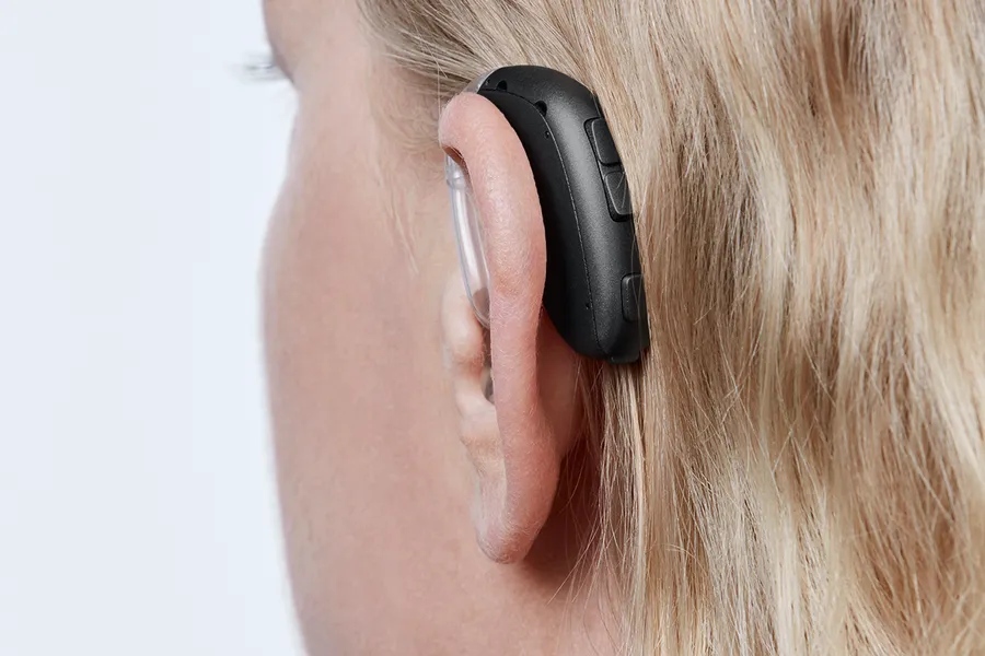 Oticon Xceed BTE SP C063DiamondBlack AngleB45 Close up In On Ear MS 3531 Woman 1200x800px Original file