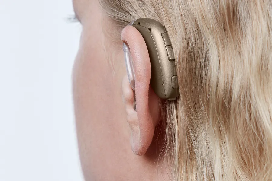 Oticon Xceed BTE SP C094Terracotta AngleB45 Close up In On Ear MS 3531 Woman 1200x800px Original file