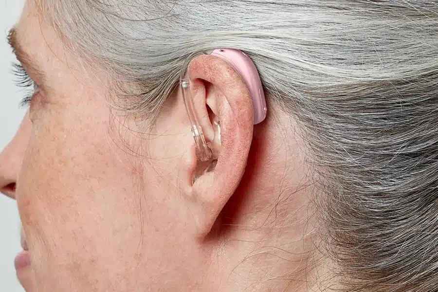 miniBTE R H1 2023 C079HearPink AngleB45 Close up In On Ear MS 5941 Woman 1200x800px Original file