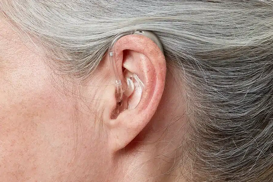 miniBTE R H1 2023 C090ChromaBeige Angle90 Close up In On Ear MS 5946 Woman 1200x800px Original file