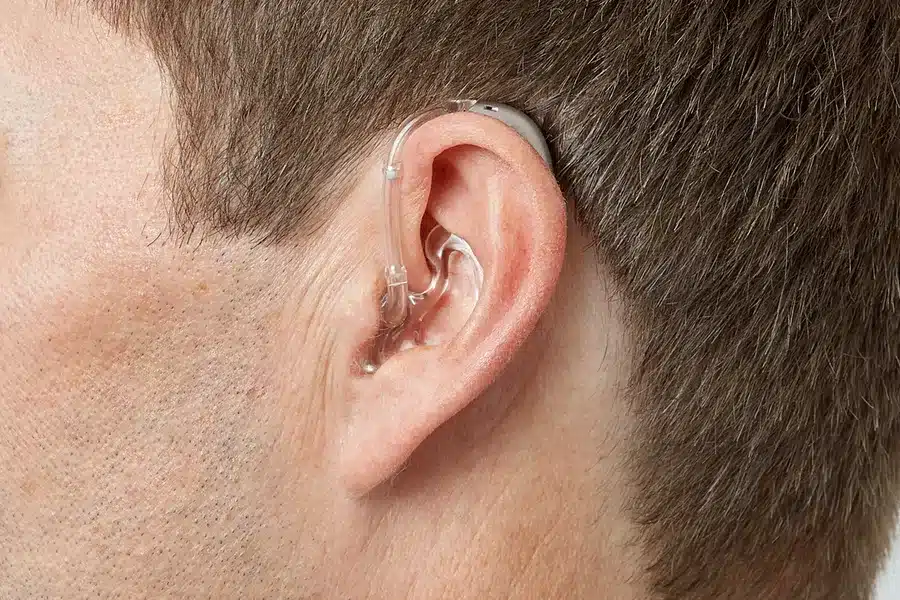 miniBTE R H1 2023 C090ChromaBeige Angle90 Close up In On Ear MS 6021 Man 1200x800px Original file