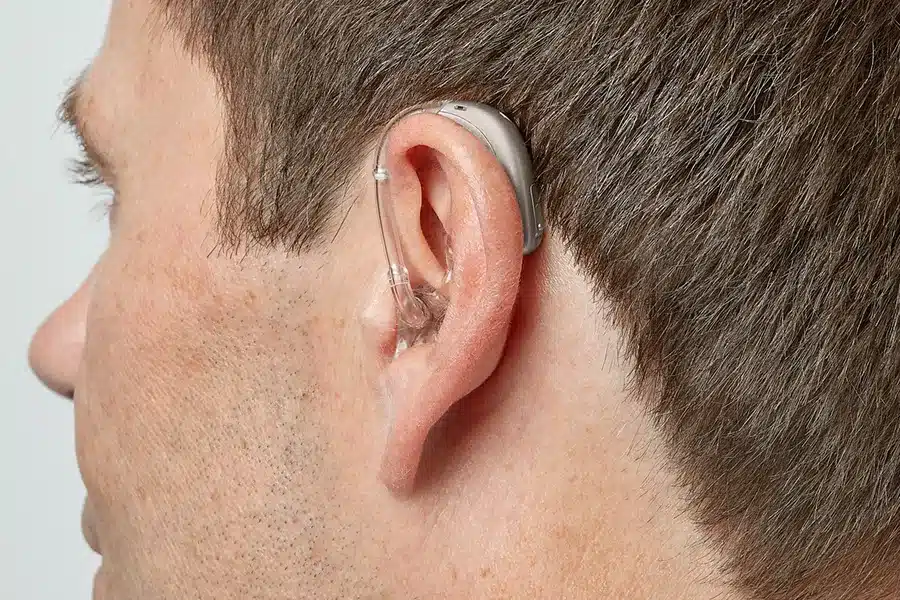 miniBTE R H1 2023 C090ChromaBeige AngleB45 Close up In On Ear MS 6018 Man 1200x800px Original file