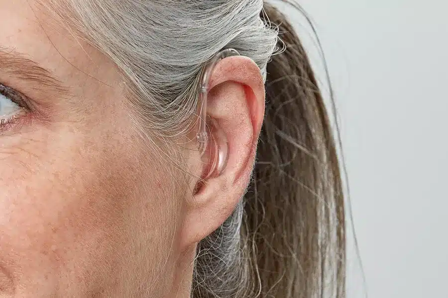 miniBTE R H1 2023 C090ChromaBeige AngleF45 Close up In On Ear MS 5965 Woman 1200x800px Original file