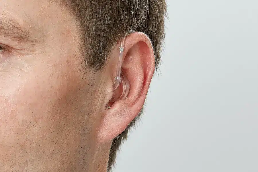 miniBTE R H1 2023 C090ChromaBeige AngleF45 Close up In On Ear MS 6029 Man 1200x800px Original file