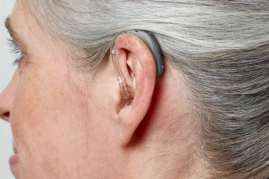 miniBTE R H1 2023 C092SteelGrey AngleB45 Close up In On Ear MS 5941 Woman 1200x800px Original file