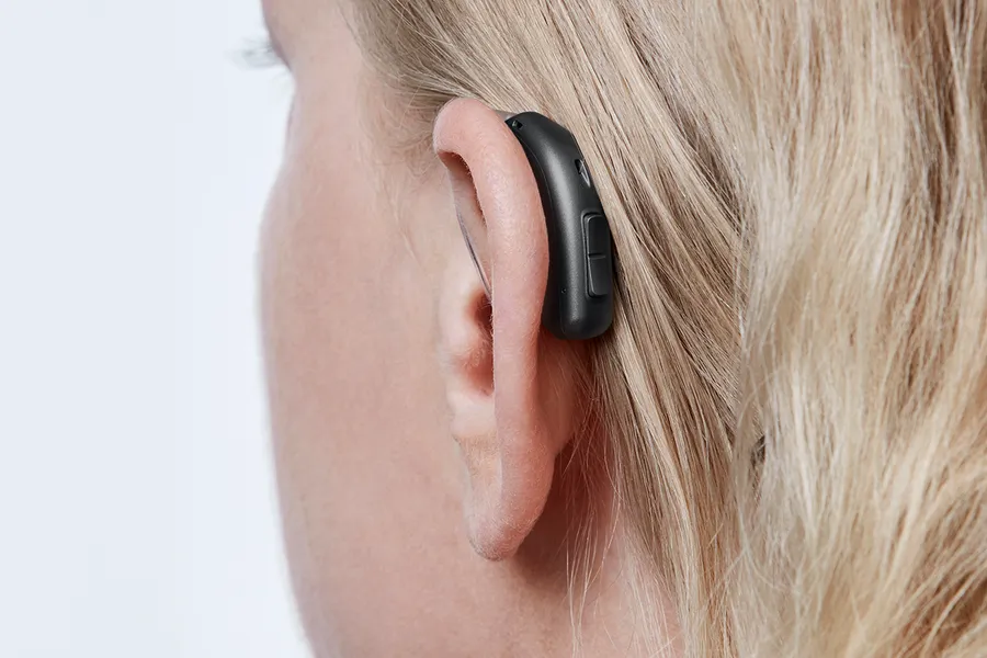 miniRITE T H1 2023 C063DiamondBlack AngleB45 Close up In On Ear MS 6662 Woman 1200x800px Original file