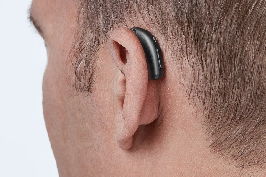 miniRITE T H1 2023 C063DiamondBlack AngleB45 Close up In On Ear MS 6896 Man 1200x800px Original file