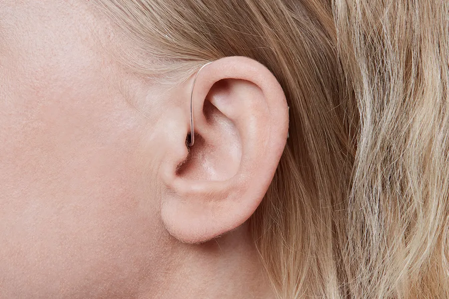 miniRITE T H1 2023 C090ChromaBeige Angle90 Close up In On Ear MS 6670 Woman 1200x800px Original file