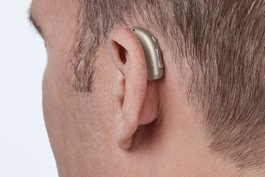 miniRITE T H1 2023 C090ChromaBeige AngleB45 Close up In On Ear MS 6896 Man 1200x800px Original file