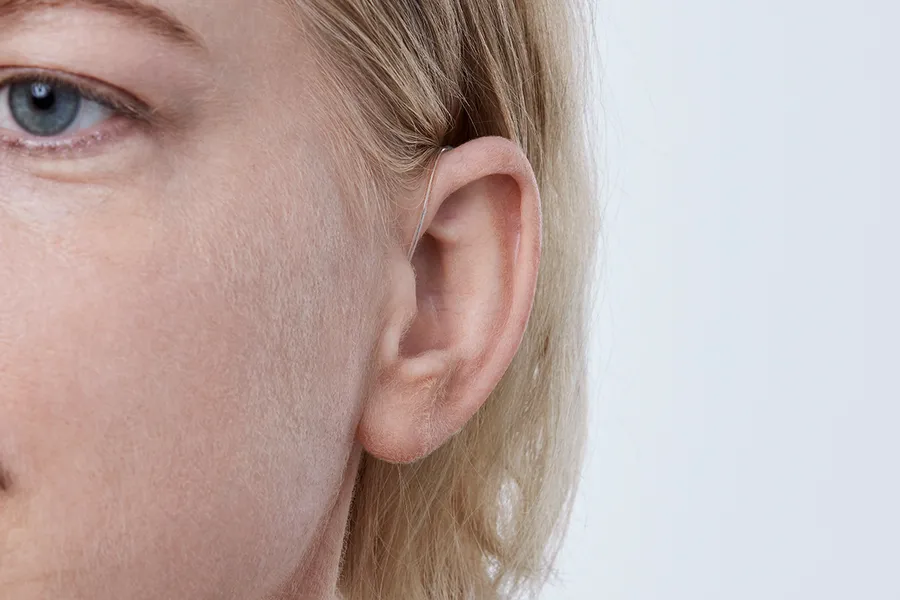 miniRITE T H1 2023 C090ChromaBeige AngleF45 Close up In On Ear MS 6673 Woman 1200x800px Original file