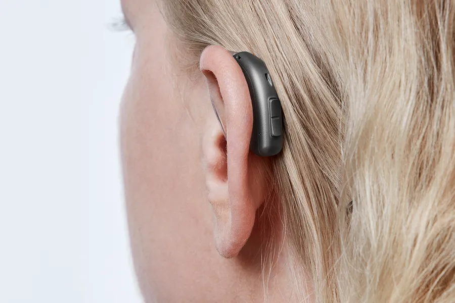 miniRITE T H1 2023 C092SteelGrey AngleB45 Close up In On Ear MS 6662 Woman 1200x800px Original file