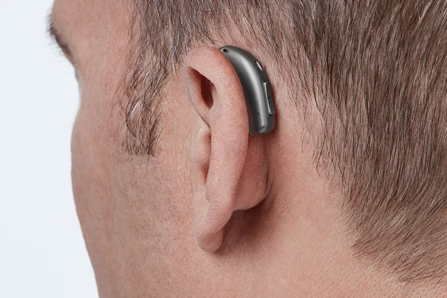 miniRITE T H1 2023 C092SteelGrey AngleB45 Close up In On Ear MS 6896 Man 1200x800px Original file