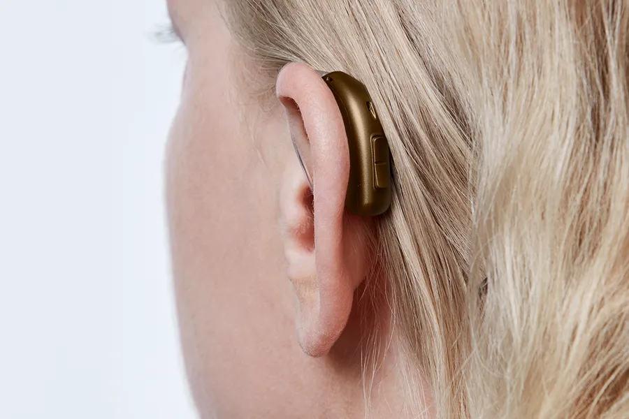 miniRITE T H1 2023 C093ChestnutBrown AngleB45 Close up In On Ear MS 6662 Woman 1200x800px Original file